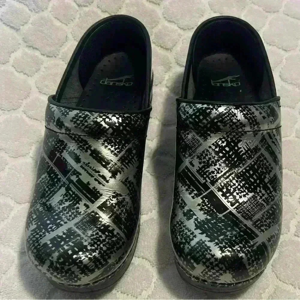Dansko metallic glossy clogs size 37 Black/silver Nurse Teacher Like New Comfort - Picture 3 of 10